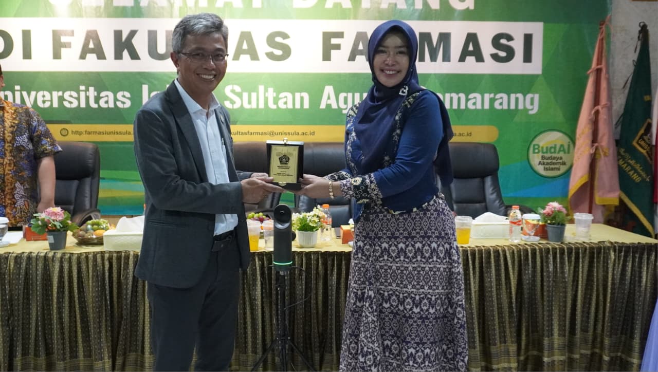 FAKULTAS FARMASI UNISSULA GELAR KULIAH TAMU BERSAMA DIREKTUR PENELITIAN DAN PENGABDIAN KEPADA MASYARAKAT KEMDIKTISAINTEK